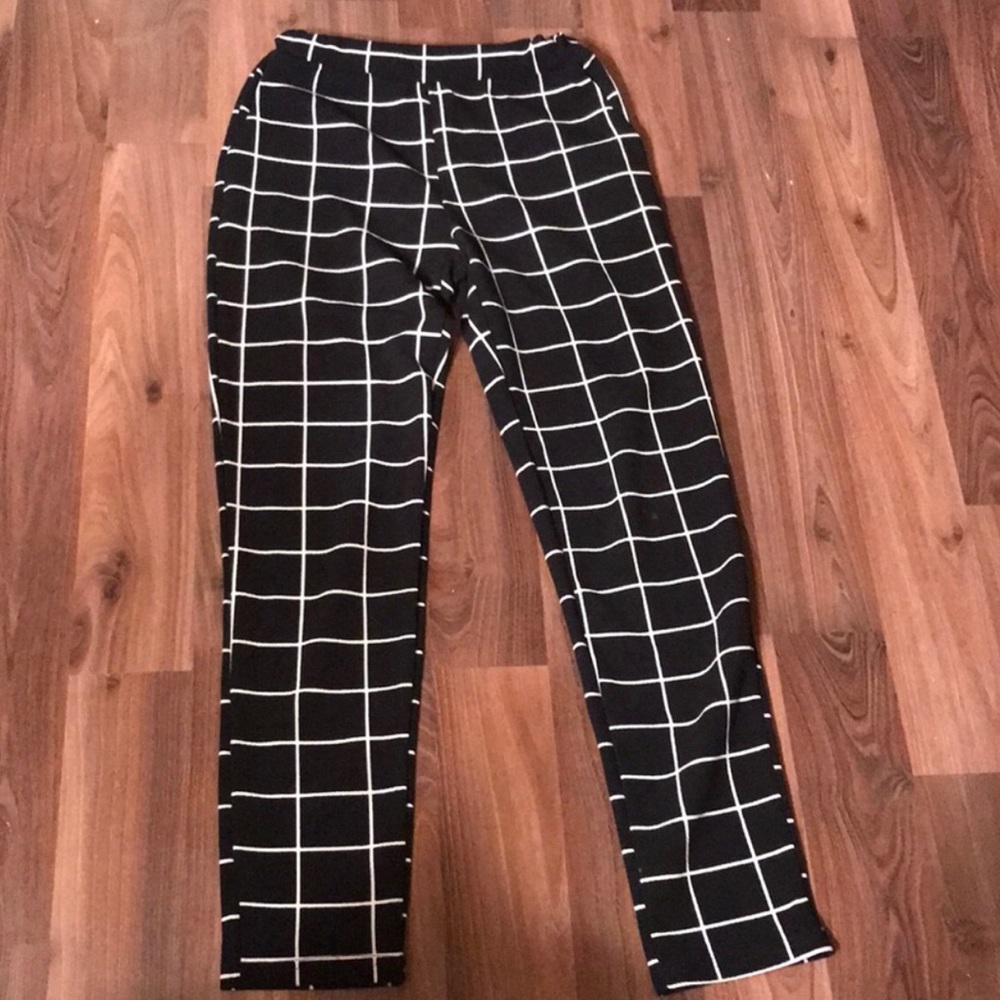 BLACK AND WHITE plad pants size small